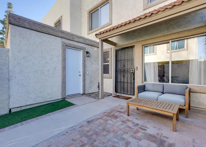 2 Mi To Old Town: W/ Pool Access & Patio