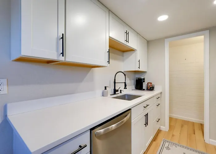 2 Mi To Old Town: W/ Pool Access & Patio *